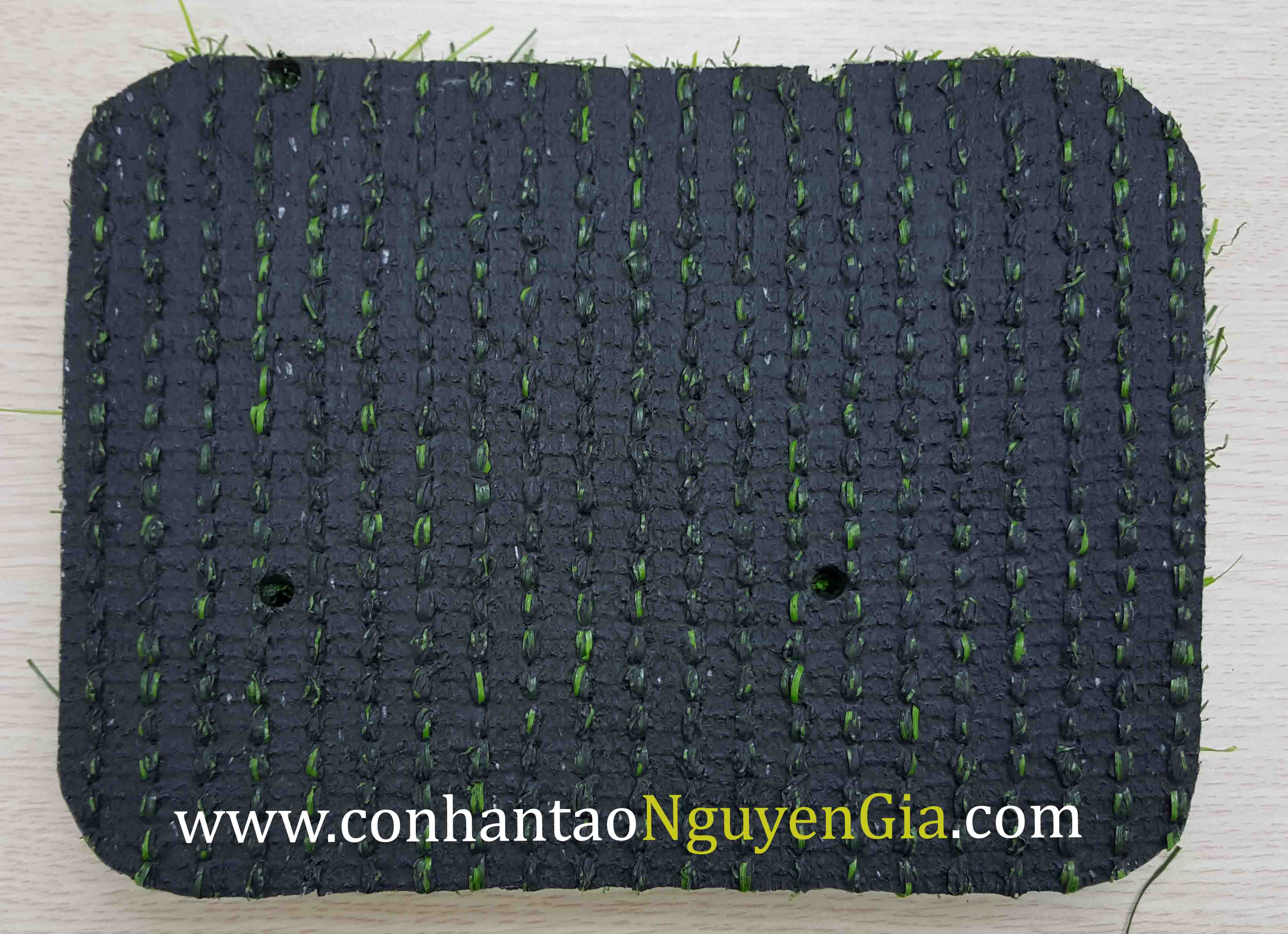 Mặt đế thảm cỏ nhân tạo sân vườn Nguyễn Gia NGL32