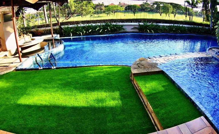 Trang trí bể bơi bằng cỏ nhân tạo
