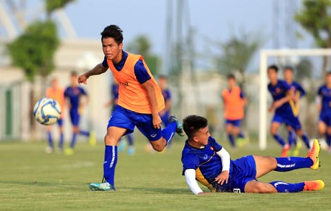 U19 Viet Nam tap luyen tren san co nhan tao PVF