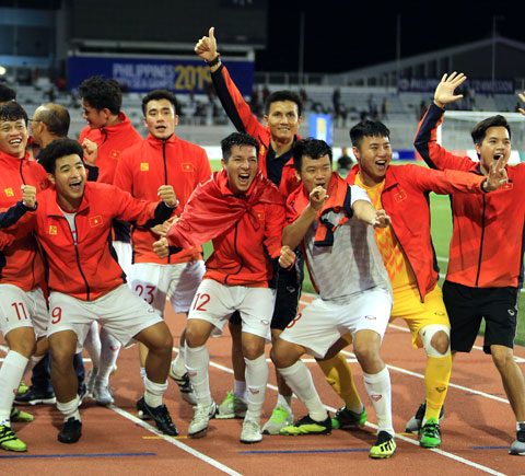 HLV thủ môn Nguyễn Thế Anh (giữa) ăn mừng chức vô địch SEA Games 30 cùng các học trò ở U22 Việt Nam