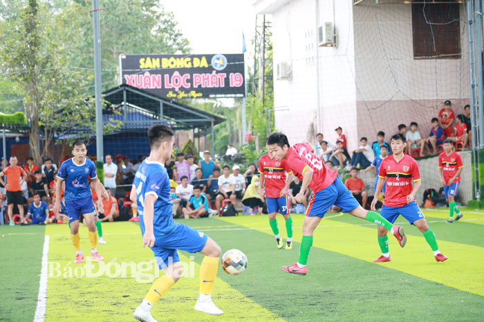 Tran chung ket giua hai doi Quoc An Quoc Michel (ao do) va Minh Hang FC